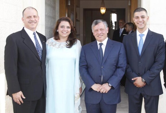 Le roi Abdullah II de Jordanie avec sa nièce la princesse Ayah, au bras de son père le prince Feisal, et son compagnon Mohammed Halawani. La cour royal hachémite a annoncé le 8 juin 2013 les fiançailles du jeune couple.