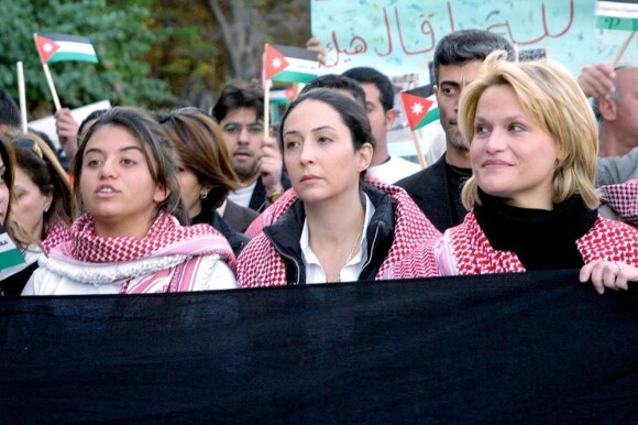 La princesse Ayah de Jordanie (à gauche) en novembre 2005 lors d'une marche contre le terrorisme avec les princesses Aisha et Reem.