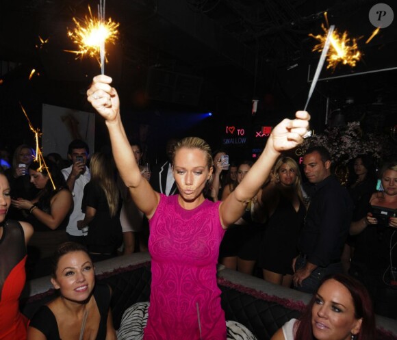 La jolie blonde Kendra Wilkinson lors de sa soirée d'anniversaire à Miami, le 13 juin 2013. La starlette célébrait ses 28 ans.