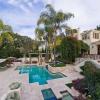 Arnold Schwarzenegger a vendu sa sublime maison de Los Anges après deux ans sur le marché, pour la somme de 12,9 millions de dollars.