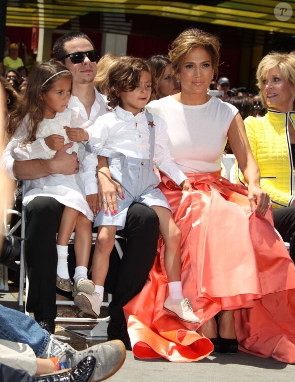 Jennifer Lopez, son petit ami Casper Smart et ses enfants Max Anthony, et Emme Anthony à la remise de l'étoile de Jennifer Lopez sur le "Walk of Fame" à Hollywood, le 20 juin 2013.