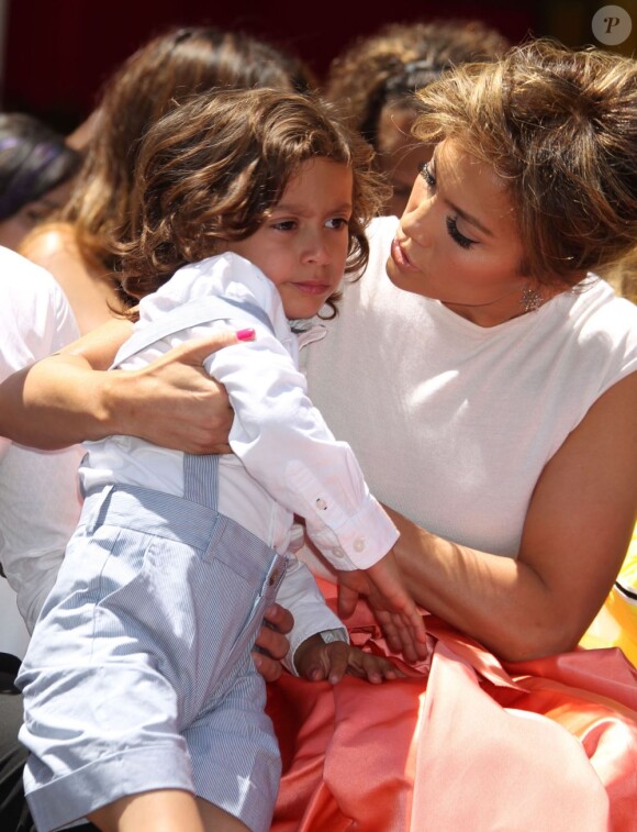 Jennifer Lopez et son fils Max Anthony à la remise de l'étoile de Jennifer Lopez sur le "Walk of Fame" à Hollywood, le 20 juin 2013.