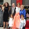 Jennifer Lopez pose avec ses parents, David Lopez et Guadalupe Rodriguez, ses enfants, Max Anthony et Emme Anthony, et sa soeur Linda Lopez sur le "Walk of Fame" à Hollywood, le 20 juin 2013.