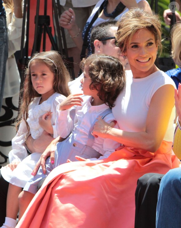 Jennifer Lopez reçoit son étoile sur le "Walk of fame" devant ses enfants Max et Emme à Hollywood, le 20 juin 2013.