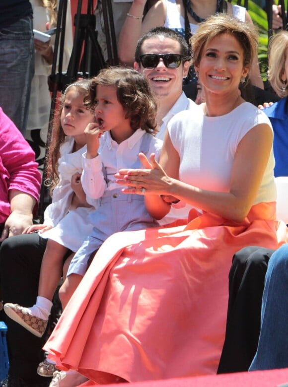Jennifer Lopez, son petit ami Casper Smart et ses enfants Max Anthony, et Emme Anthony à la remise de l'étoile de Jennifer Lopez sur le "Walk of Fame" à Hollywood, le 20 juin 2013.