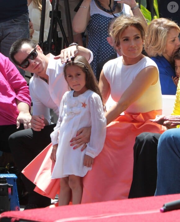 Jennifer Lopez avec son petit ami Casper Smart et sa fille Emme Anthony à la remise de l'étoile de Jennifer Lopez sur le "Walk of Fame" à Hollywood, le 20 juin 2013.