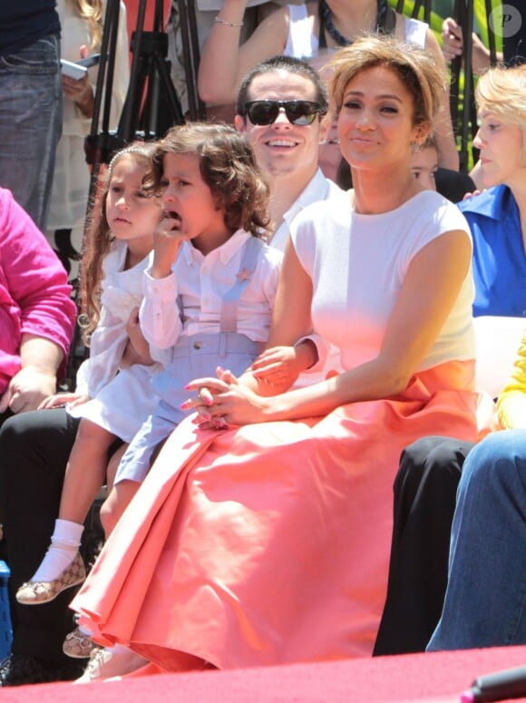 Jennifer Lopez avec son petit ami Casper Smart et ses enfants Max Anthony et Emme Anthony à la remise de l'étoile de Jennifer Lopez sur le "Walk of Fame" à Hollywood, le 20 juin 2013.