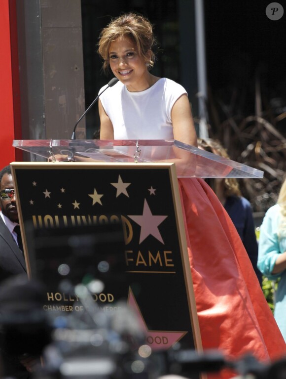 Jennifer Lopez reçoit son étoile sur le "Walk of fame", à Hollywood le 20 juin 2013.
