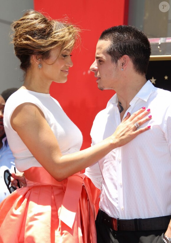 Jennifer Lopez et son petit ami Casper Smart à la remise de son étoile sur le "Walk of fame", à Hollywood le 20 juin 2013.