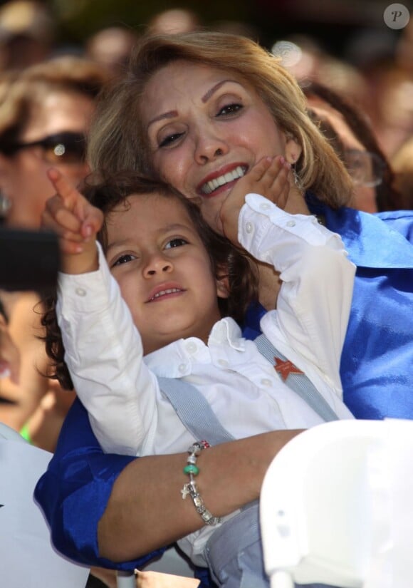 Max Anthony et sa grand-mère Guadalupe Rodriguez à la remise de l'étoile de Jennifer Lopez sur le "Walk of Fame" à Hollywood, le 20 juin 2013.