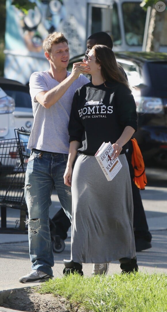 Nick Carter des Backstreet Boys avec sa fiancée Lauren Kitt dans les rues de Los Angeles, le 19 juin 2013.