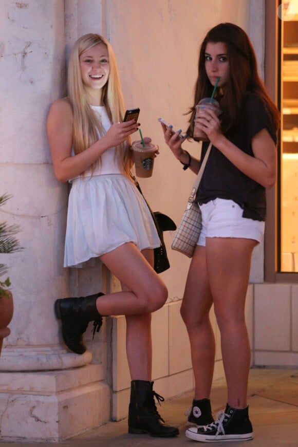 Ava Sambora, la fille d'Heather Locklear, en compagnie d'une amie à Calabasas, le 20 juin 2013.