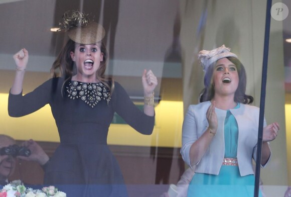 Les princesses Beatrice et Eugenie d'York lors de la Gold Cup au Royal Ascot le 20 juin 2013.