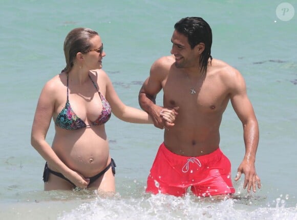 Le footballeur colombien Radamel Falcao avec sa femme Lorelei Taron enceinte, lors de leurs vacances à Miami, le 18 Juin 2013.