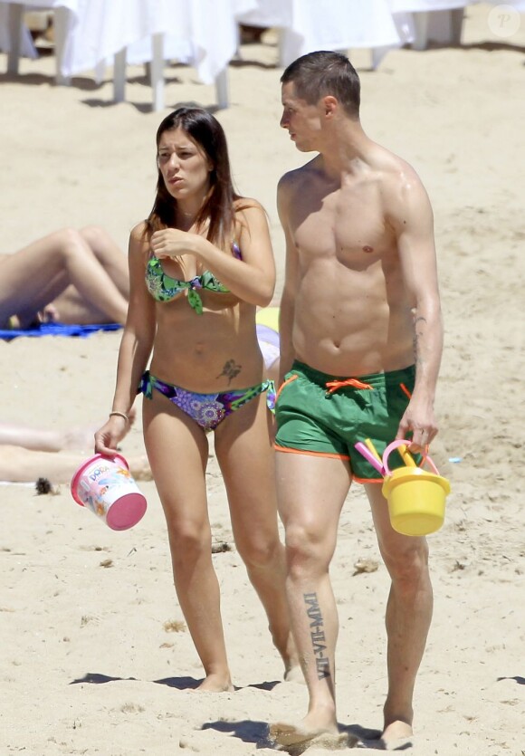 Le joueur de foot Fernando Torres en vacances à la plage à Ibiza avec sa femme Olalla et leurs enfants Nora et Leon le 30 mai 2013.