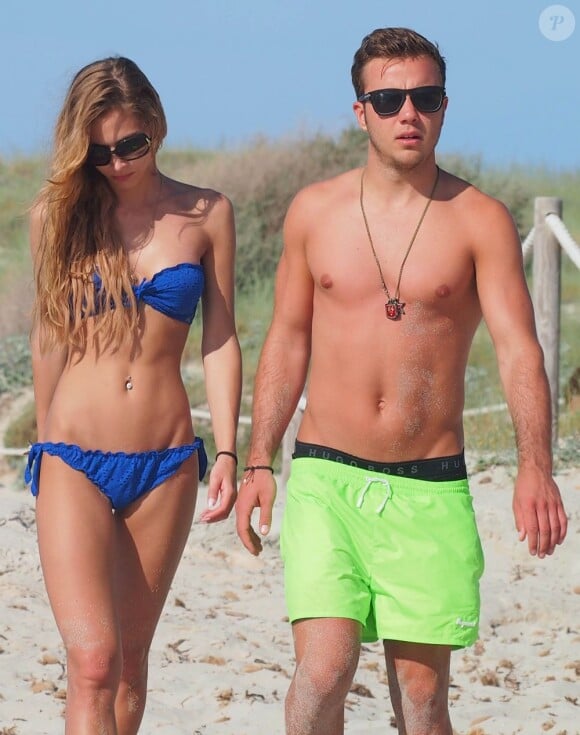 Exclusif - Mario Götze et sa compagne Ann Kathrin Vida en vacances à Ibiza le 6 juin 2013