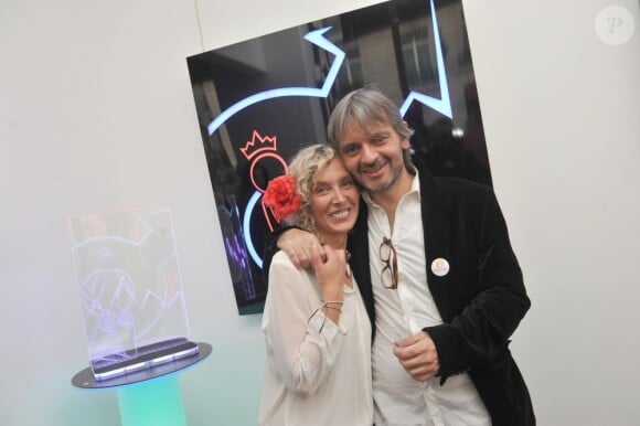 Exclusif - L'artiste et son compagnon Arnaud Clemente-Jacques au vernissage de l'exposition "Allumeuse" de Valeria Attinelli à la galerie Caplain Matignon à Paris le 18 juin 2013.