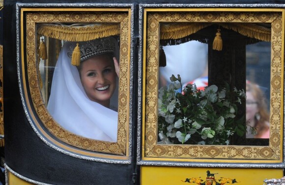 Lady Melissa Percy, fille du duc de Northumberland, arrivant en carosse lors de son mariage avec Thomas van Straubenzee à Alnwick en Angleterre le 22 juin 2013