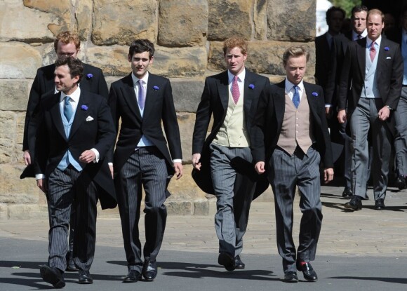 Le marié, Thomas van Straubenzee (à gauche) avec le prince William et le prince Harry lors du mariage de Lady Melissa Percy, fille du duc de Northumberland, et de Thomas van Straubenzee à Alnwick en Angleterre le 22 juin 2013