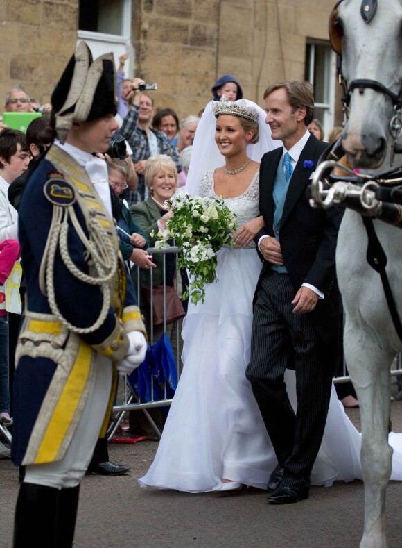 Lady Melissa Percy et son père, lors de son mariage avec Thomas van Straubenzee à Alnwick en Angleterre le 22 juin 2013