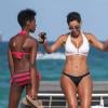 Nicole Murphy, 45 ans, dévoile sa plastique parfaite en bikini au cours d'une après-midi détente sur une plage de Miami avec sa fille Zola. Le 22 juin 2013.