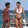 Nicole Murphy, ex-épouse de l'acteur Eddie Murphy, se détend sur une plage à Miami avec sa fille Zola (13 ans). Le 22 juin 2013.