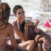 Nicole Murphy, ex-épouse de l'acteur Eddie Murphy, se détend sur une plage de Miami avec son amie Claudia Jordan et sa fille Zola (13 ans). Le 22 juin 2013.