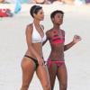 Nicole Murphy, ex-épouse de l'acteur Eddie Murphy, se détend sur une plage à Miami avec sa fille Zola (13 ans). Le 22 juin 2013.