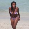 Claudia Jordan, ravissante en bikini, profite d'une après-midi ensoleillée sur une plage. Miami, le 22 juin 2013.