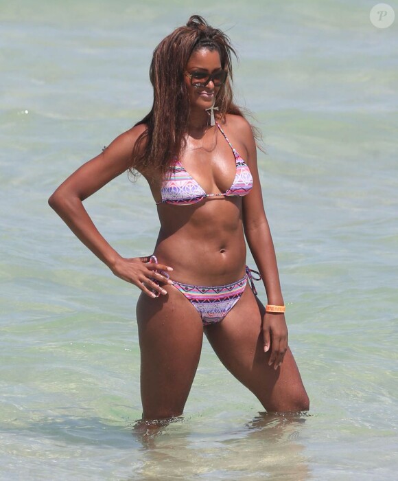 Claudia Jordan, ravissante en bikini, profite d'une après-midi ensoleillée sur une plage. Miami, le 22 juin 2013.