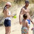 Xabi Alonso, milieu de terrain du Real Madrid, sa femme Nagore et leurs enfants Jontxu et Ane à Cadiz le 23 juin 2013