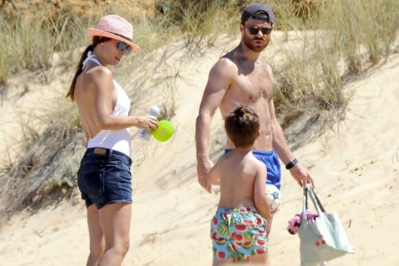 Xabi Alonso, milieu de terrain du Real Madrid, sa femme Nagore et leurs enfants Jontxu et Ane à Cadiz le 23 juin 2013