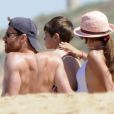 Xabi Alonso et sa femme Nagore protègent leur petit Jontxu contre les coups de soleil à Cadiz le 23 juin 2013