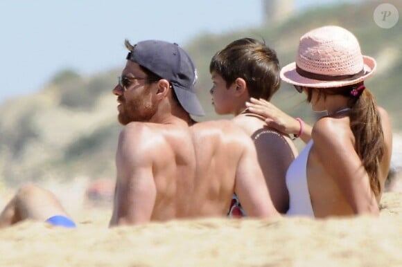 Xabi Alonso et sa femme Nagore protègent leur petit Jontxu contre les coups de soleil à Cadiz le 23 juin 2013