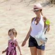 Nagore et sa petite fille Ane sur la plage de Cadiz le 23 juin 2013