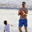 Xabi Alonso joue au foot avec son fils Jontxu sur la plage de Cadiz le 23 juin 2013