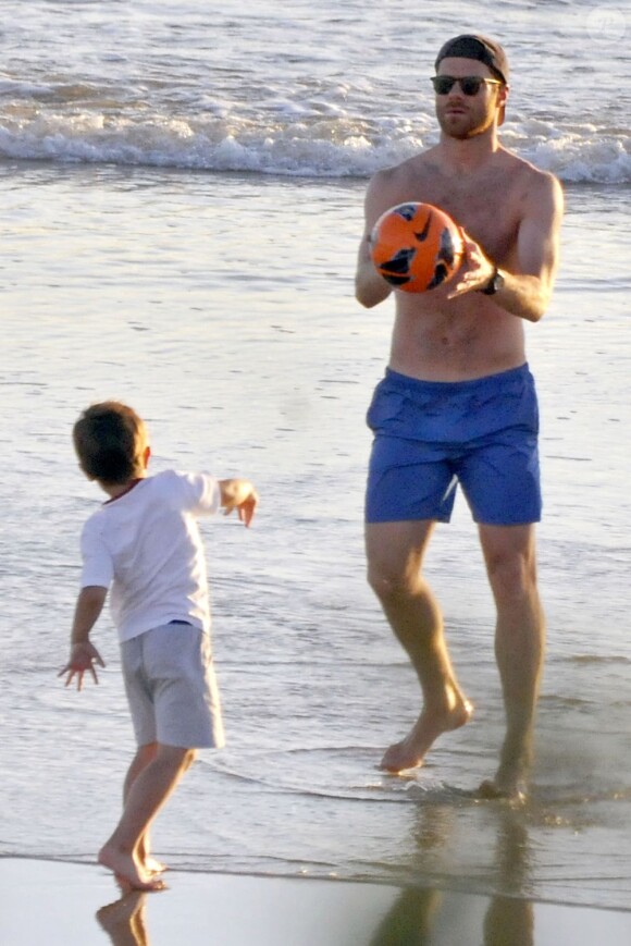Xabi Alonso joue au foot avec son fils Jontxu sur la plage de Cadiz le 23 juin 2013