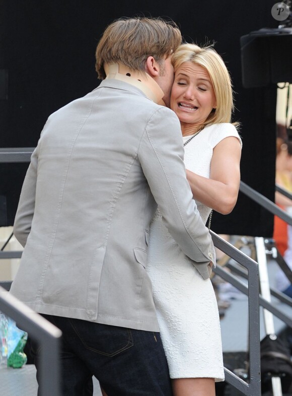 Nikolaj Coster-Waldau tente d'embrasser Cameron Diaz sur le tournage de The Other Woman à Soho, New York, le 21 juin 2013.