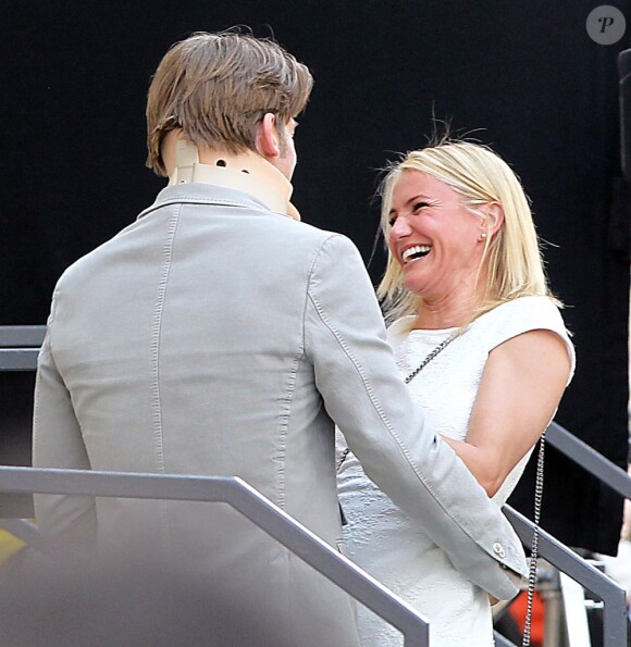 Cameron Diaz hilare face au danois Nikolaj Coster-Waldau sur le tournage de The Other Woman à Soho, New York, le 21 juin 2013.