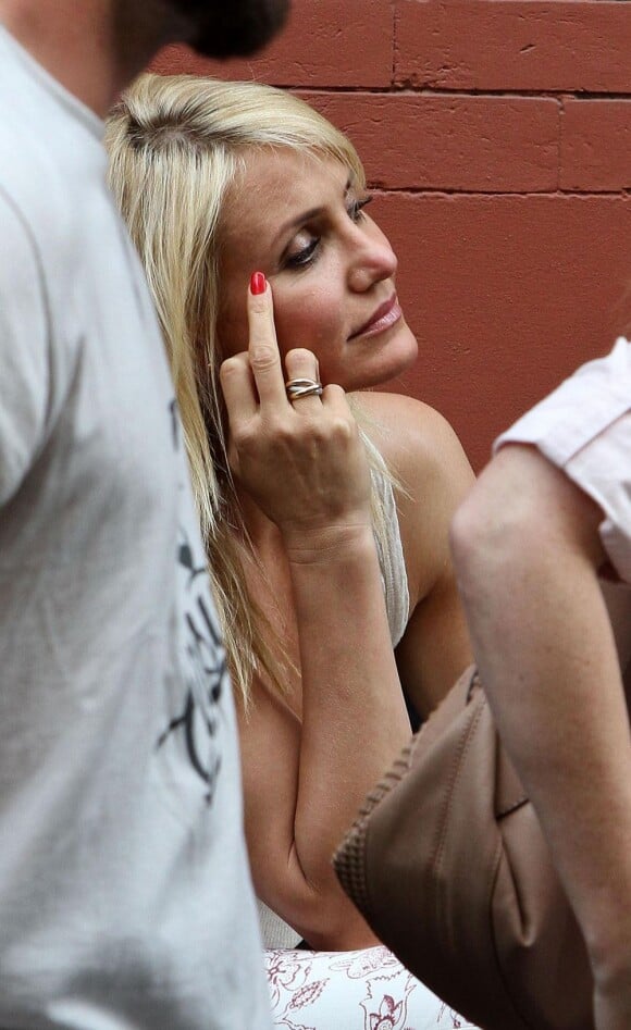 Un doigt d'honneur pour Cameron Diaz sur le tournage de The Other Woman à Soho, New York, le 21 juin 2013.