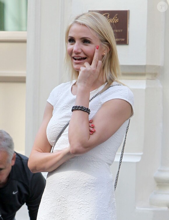 Cameron Diaz et son doigt d'honneur pendant le tournage de The Other Woman à Soho, New York, le 21 juin 2013.