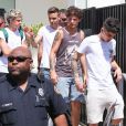  Exclusif - Le groupe One Direction est acclamé par leurs fans devant leur hôtel à Atlanta, le 21 juin 2013. 