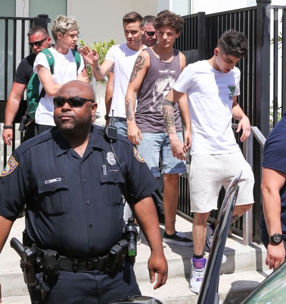 Exclusif - Le groupe One Direction est acclamé par leurs fans devant leur hôtel à Atlanta, le 21 juin 2013.