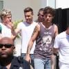 Exclusif - Les garçons du groupe One Direction acclamés par leurs fans devant leur hôtel à Atlanta, le 21 juin 2013.