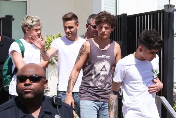 Exclusif - Les garçons du groupe One Direction acclamés par leurs fans devant leur hôtel à Atlanta, le 21 juin 2013.