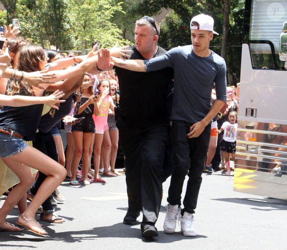 Exclusif - Le groupe anglais One Direction acclamé par leurs fans devant leur hôtel à Atlanta, le 21 juin 2013.