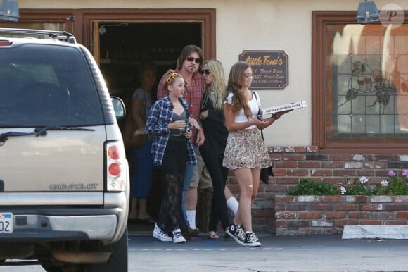 Billy Ray Cyrus et sa future ex-femme Tish, particulièrement proches lors d'une sortie au restaurant avec leur fille Noah, à North Hollywood, le 23 juin 2013.