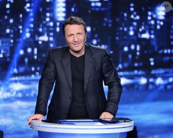 Arthur sur le plateau de sa nouvelle émission phare, Vendredi, tout est permis