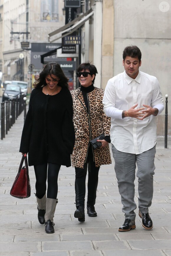 Rob Kardashian, sa mère Kris Jenner et sa fiancée Naza Jafarian en shopping à Paris chez Valentino et Balenciaga le 5 avril 2013.