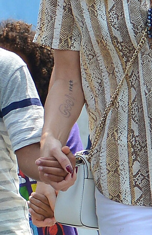 Heidi Klum, son petit ami Martin Kirsten et les enfants du top, Leni, Henry, Johan à New York, le 24 juin 2013. Ici on peut voir que son tatouage commence à s'effacer.